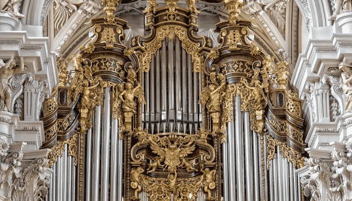 el órgano en la iglesia