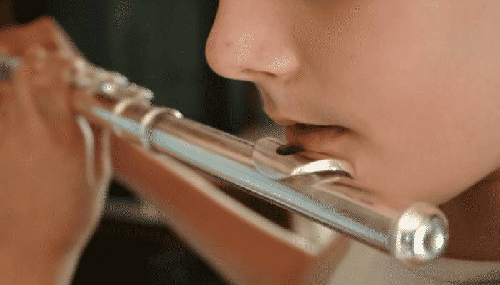 Niña tocando flauta