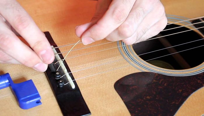 cómo cambiar las cuerdas de una guitarra